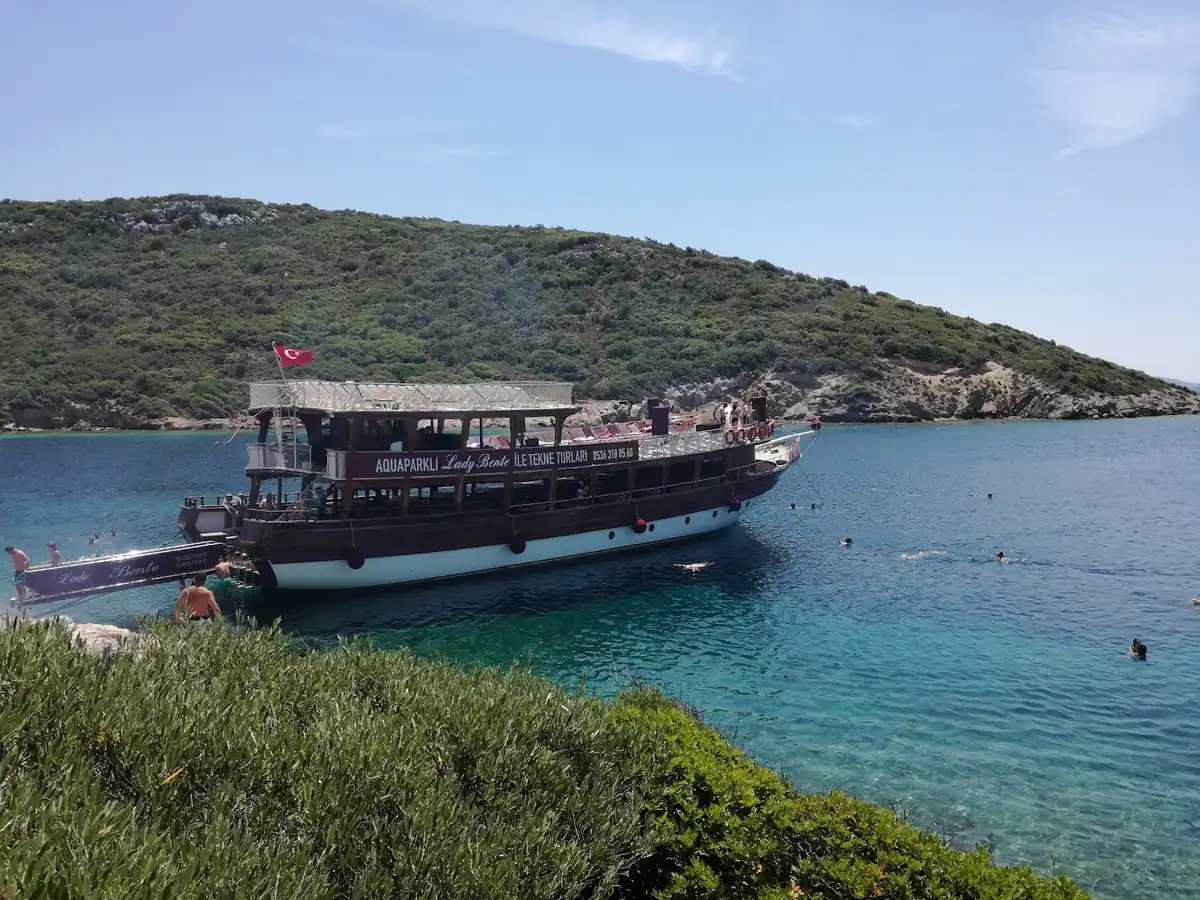 Sahil koyunda demirli tekne